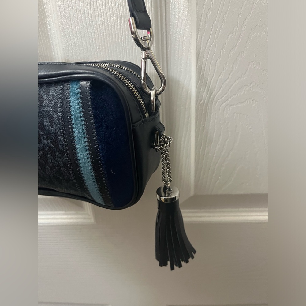 Michael Michael Kors
SIGNATURE TRICOLOR CAMERA
BAG - Picture 4 of 16